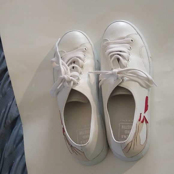 Helena and Kristie white sneakers w/ hand & heart detail at sides size 39/ 9 - Picture 2 of 9